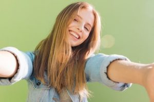 Ragazza braccia tese